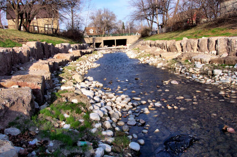 Lincoln Creek surrounded by rocks and grass