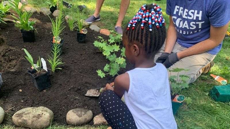 Green_Luminary_Glendale_Little_Girl_Planting_Rain_Garden_800x450-min.jpg