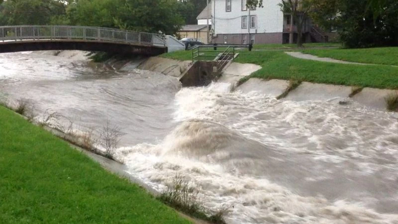 Heavy rains resulting in dangerous Milwaukee area Rivers