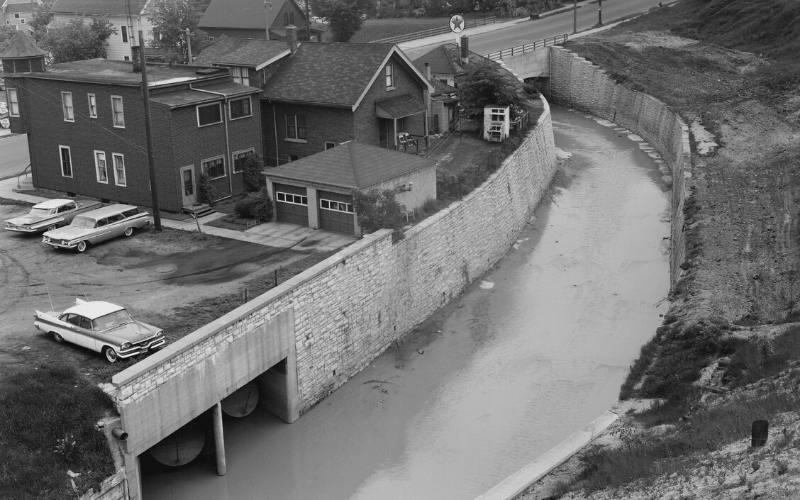 Kinnickinnic River 6th street to Chase before concrete removal